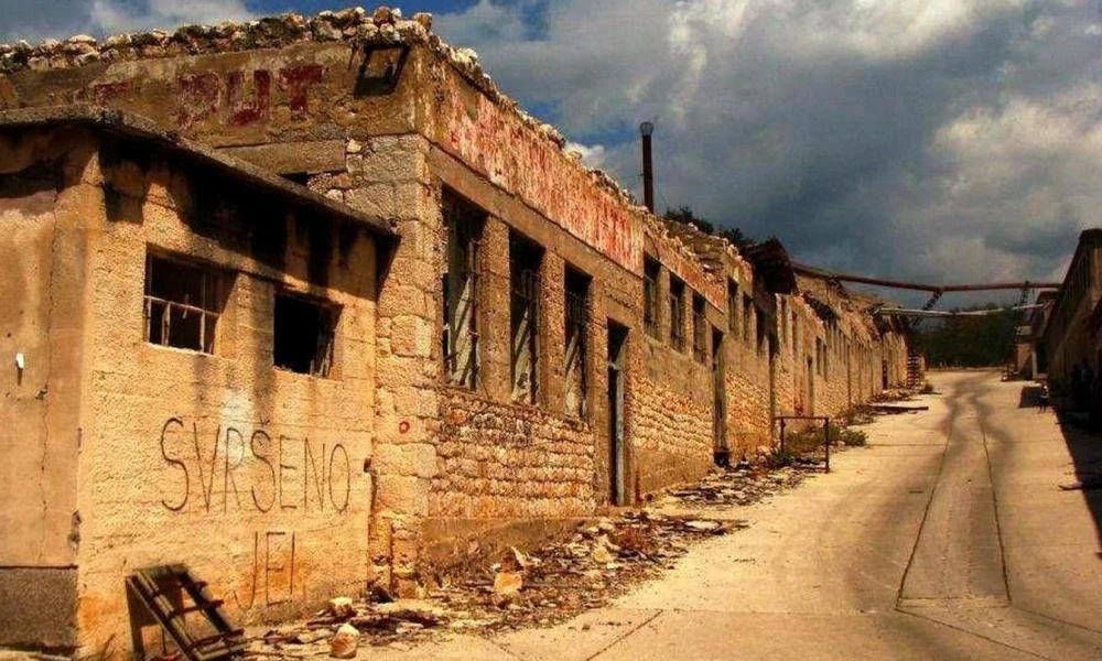 «Το νησί του διαβόλου»: Aυτό ήταν το «Αλκατράζ» της Κροατίας όπου οι κρατούμενοι αναγκάζονταν να χτυπούν ο ένας τον άλλον